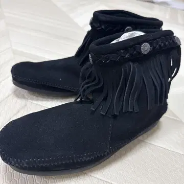 미사용 새상품 MINNETONKA 미네통카 프린지 부츠 블랙 사이즈 8