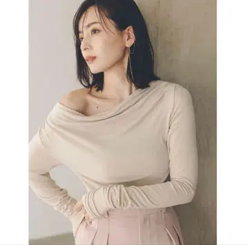 anuans 개더 드레이프 컷 상의 베이지