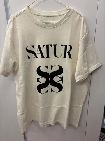SATUR 프린트 T셔츠 M 사이즈 크림
