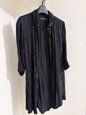 CIVARIZE 블랙 자수 7부 소매