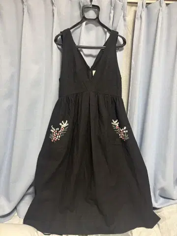 체스티 플라워 자수 오버롤 스커트 블랙