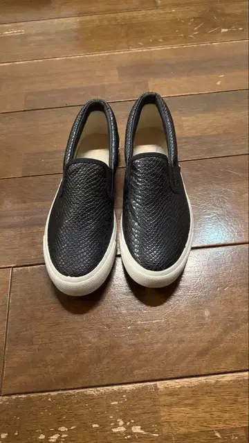 블랙 합성 피혁 슬립온