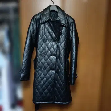블랙 퀼팅 트렌치코트