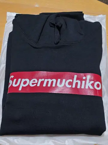 Supermuchiko 블랙 후드 부착 후드티