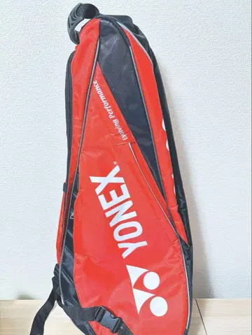 YONEX의 블랙과 빨간색 라켓 백