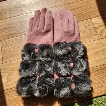핑크 퍼가 달린 롱 그로브