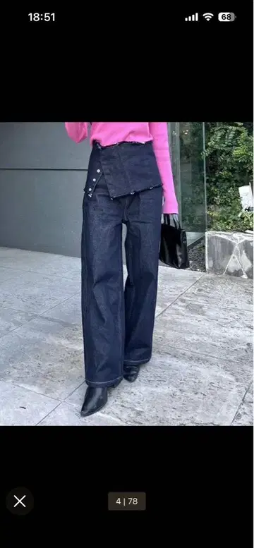 다크 블루 와이드 레그 데님 & 블랙 크롭 상의