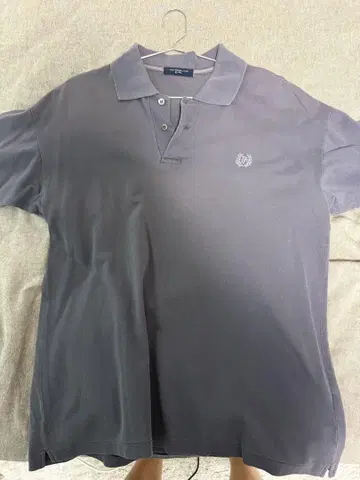 그레이 피케 셔츠 로고 자수 포함