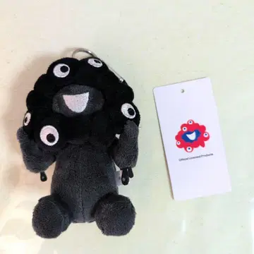 블랙 미야쿠미야쿠 카라비너 포함 마스코트 앉은 모습