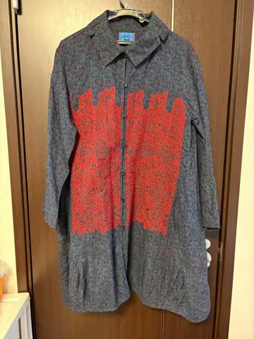 안길 파랑과 빨간색 꽃무늬 긴팔 원피스
