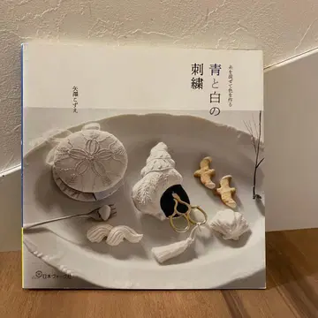 파랑과 화이트 자수 실을 섞어 색을 만들다