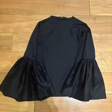 fete 플레어 소매 블랙 셔츠