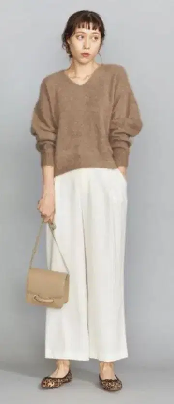 뷰티앤유스 브라운 V넥 니트 너구리 소재