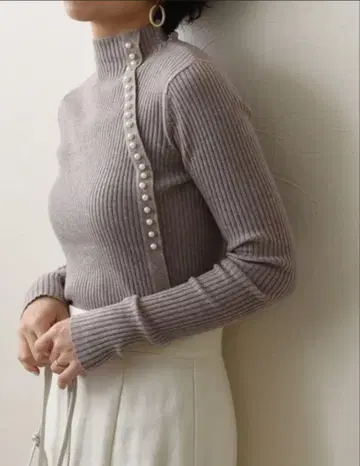 Eimee Law 펄 버튼 리브 터틀넥 스웨터