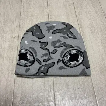 two frogs Beanie - Gray treefrog