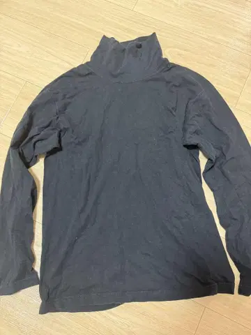 굿 온 블랙 터틀넥 긴팔 티셔츠