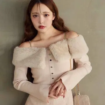 퍼 달린 오프숄더 니트