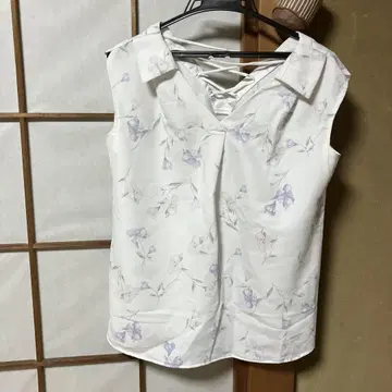 리랜드트루 꽃무늬 슬리브리스 셔츠