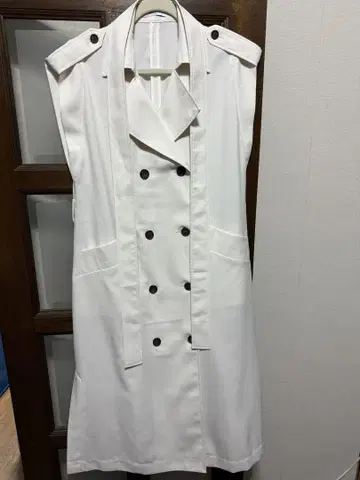 화이트 더블 브레스트 슬리브리스 베스트