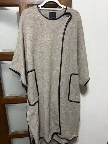 그레이 포켓 부착 롱 코트