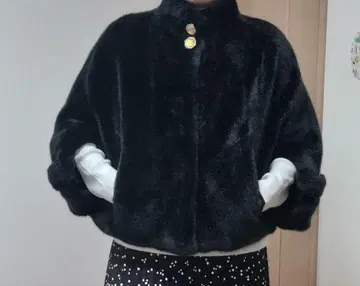 블랙 퍼 판초 버튼 포함