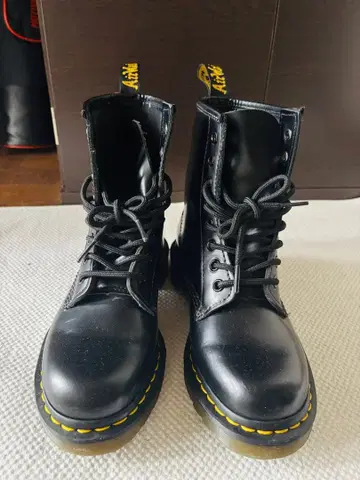 Dr. Martens 블랙 가죽 부츠 23cm