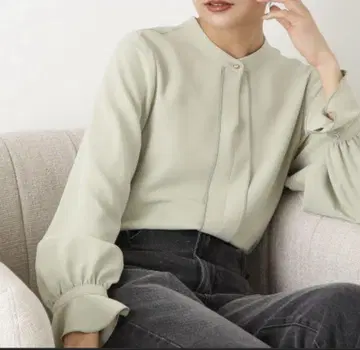 내추럴 뷰티 베이직 스탠드 카라 프론트 턱 블라우스