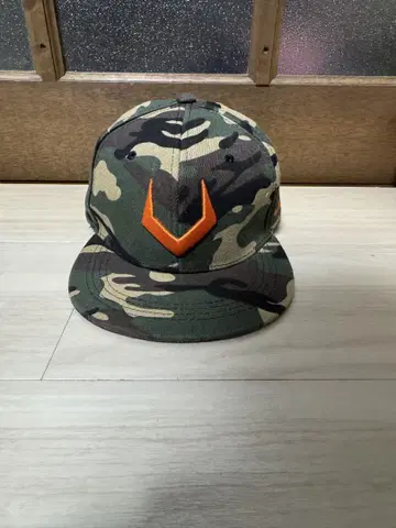 카모 패턴 오렌지 V자 로고 스트레이트 캡