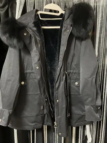 AVAN 블랙 퍼 부착 자켓