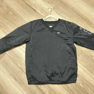 New Era 블랙 V넥 자켓