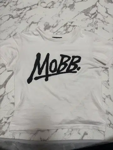 MOBB 로고 프린트 화이트 T셔츠