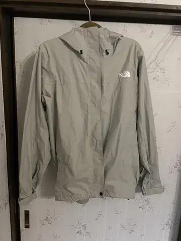 The North Face 라이트 그레이 마운틴 파카