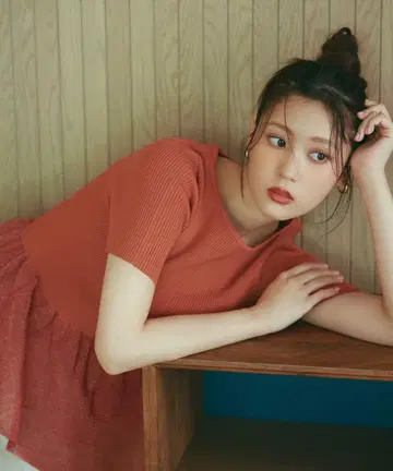 내추럴 뷰티 베이직 시어 페플럼 형태 니트