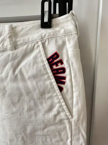 BEAMS 자수 장식 화이트 슬림 팬츠