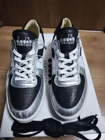 미사용 새상품 diadora HERITAGE 스니커즈 블랙/실버