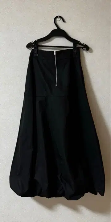 블랙 벌룬 스커트와 블라우스 세트
