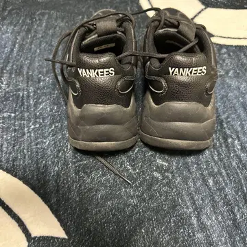 Yankees 블랙 스니커즈
