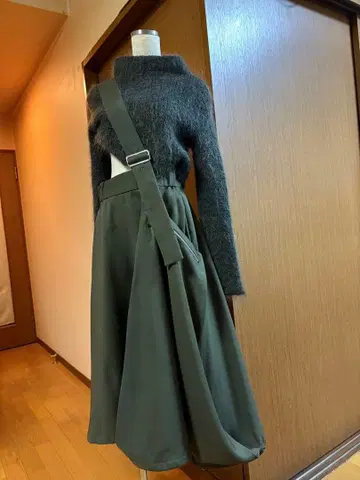 UN3D 원 숄더 비대칭 롱 스커트 카키