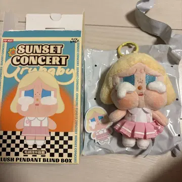 POPMART cry baby. SUNSET PINK WHITE