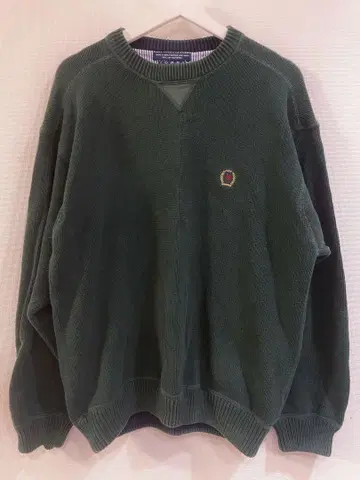 [ Tommy Hilfiger ] 다크 그린 엠블럼 자수 스웨터