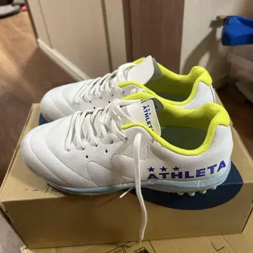 미사용 ATHLETA 축구 트레이닝 슈즈 22.5cm