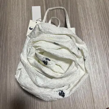 Bibiy 화이트 꽃 디자인 핸드백 가격 인하 중
