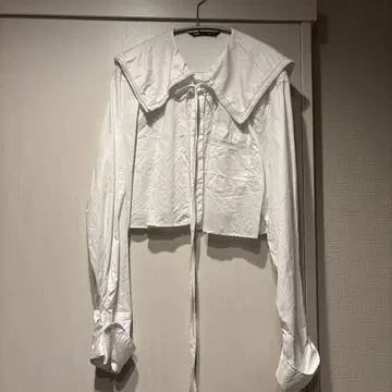 ZARA 화이트 옷깃 큰 기장 짧은 셔츠