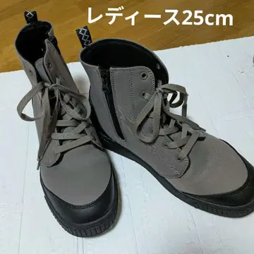 지퍼가 달린 그레이 하이컷 부츠