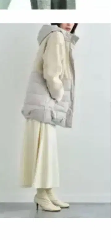 후드 부착 베이지 다운 자켓