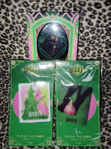 WICKED 아크릴 키링 2개 세트와 핸드 거울