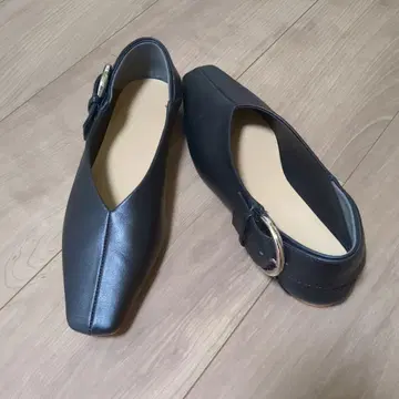 블랙 스퀘어토 플랫슈즈