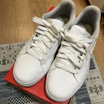PUMA 화이트 스니커즈