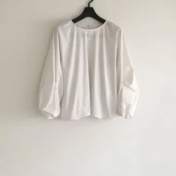 뷰티 앤 유스 폴리에스테르 볼륨 슬리브 티셔츠 풀오버