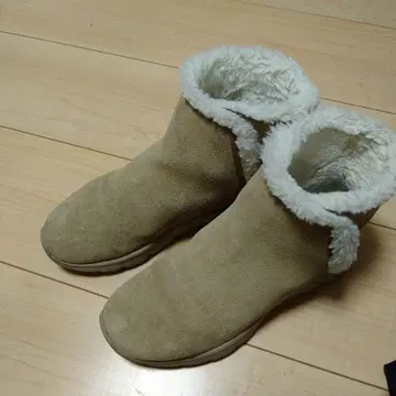 스케쳐스 베이지 스웨이드 퍼 어그 부츠